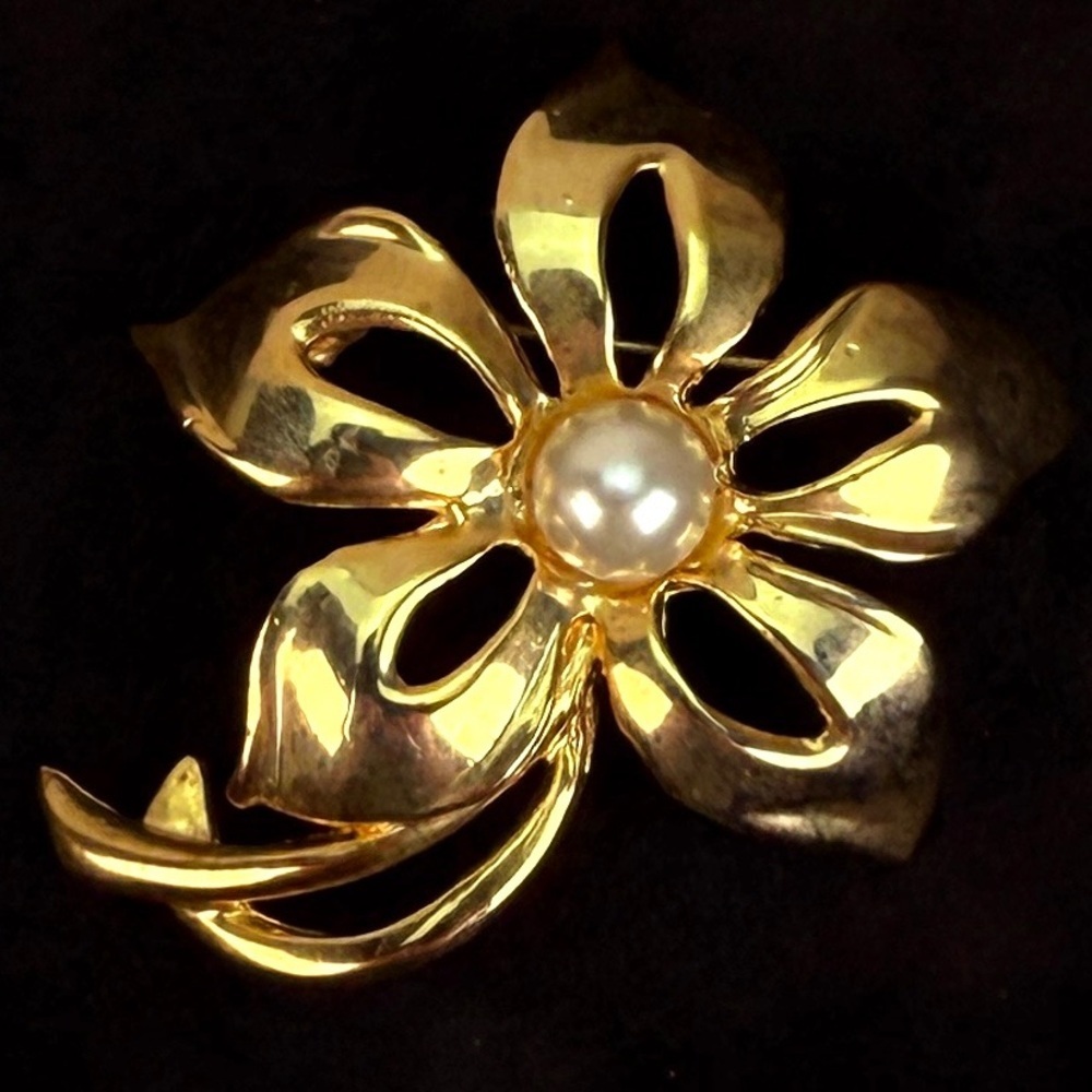 Vintage goldtone with faux pearl flower brooch pin - Picture 4 of 7